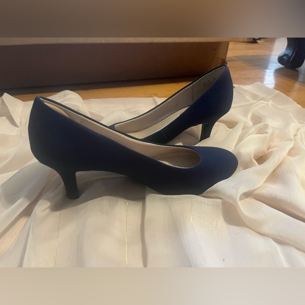 COPY - Beautiful navy blue casual heels for work or school.